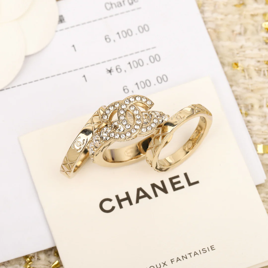 Набор из трех колец Chanel за 25 пенсов — множество вариантов ношения.