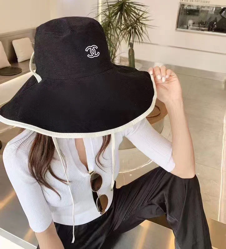 Широкополая солнцезащитная шляпа Chanel — минималистичный логотип — черно-белая цветовая гамма