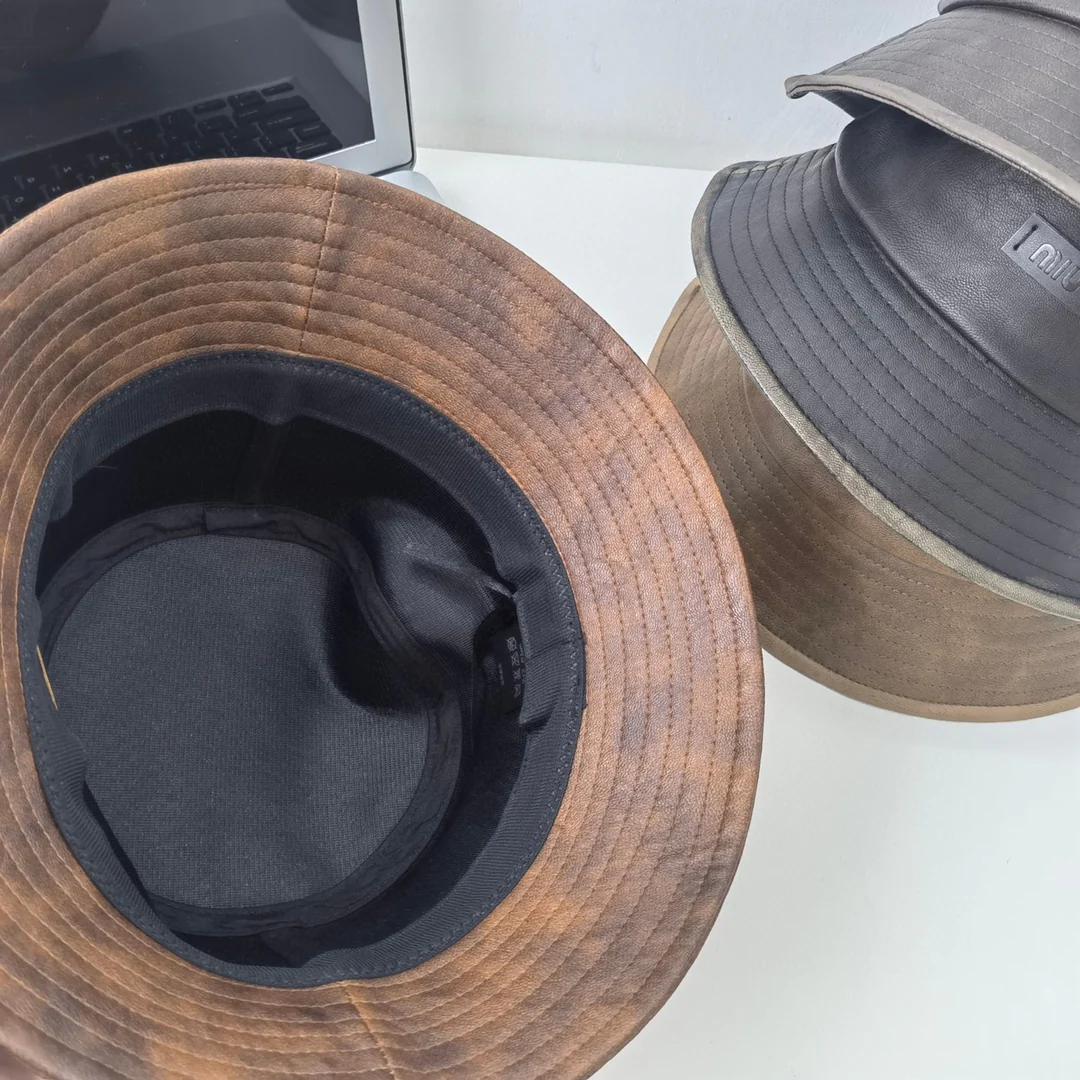 Новинка сезона ?Ранняя осень? от Miu Miu 2023 — Кожаная рыбацкая шляпа.