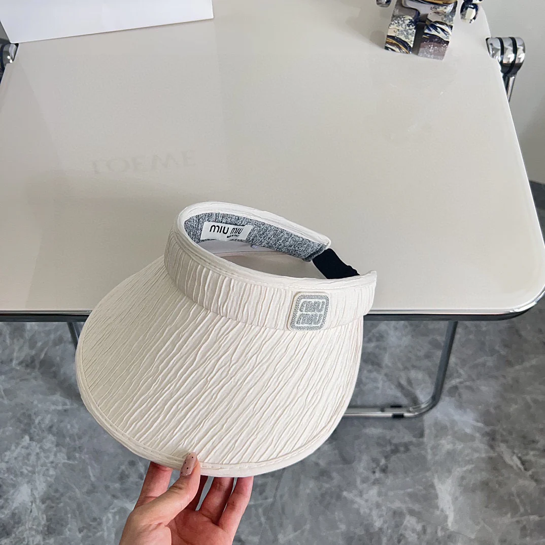 Новая элегантная плиссированная шляпа от солнца Miu Miu из летней коллекции 2024 года - белая.