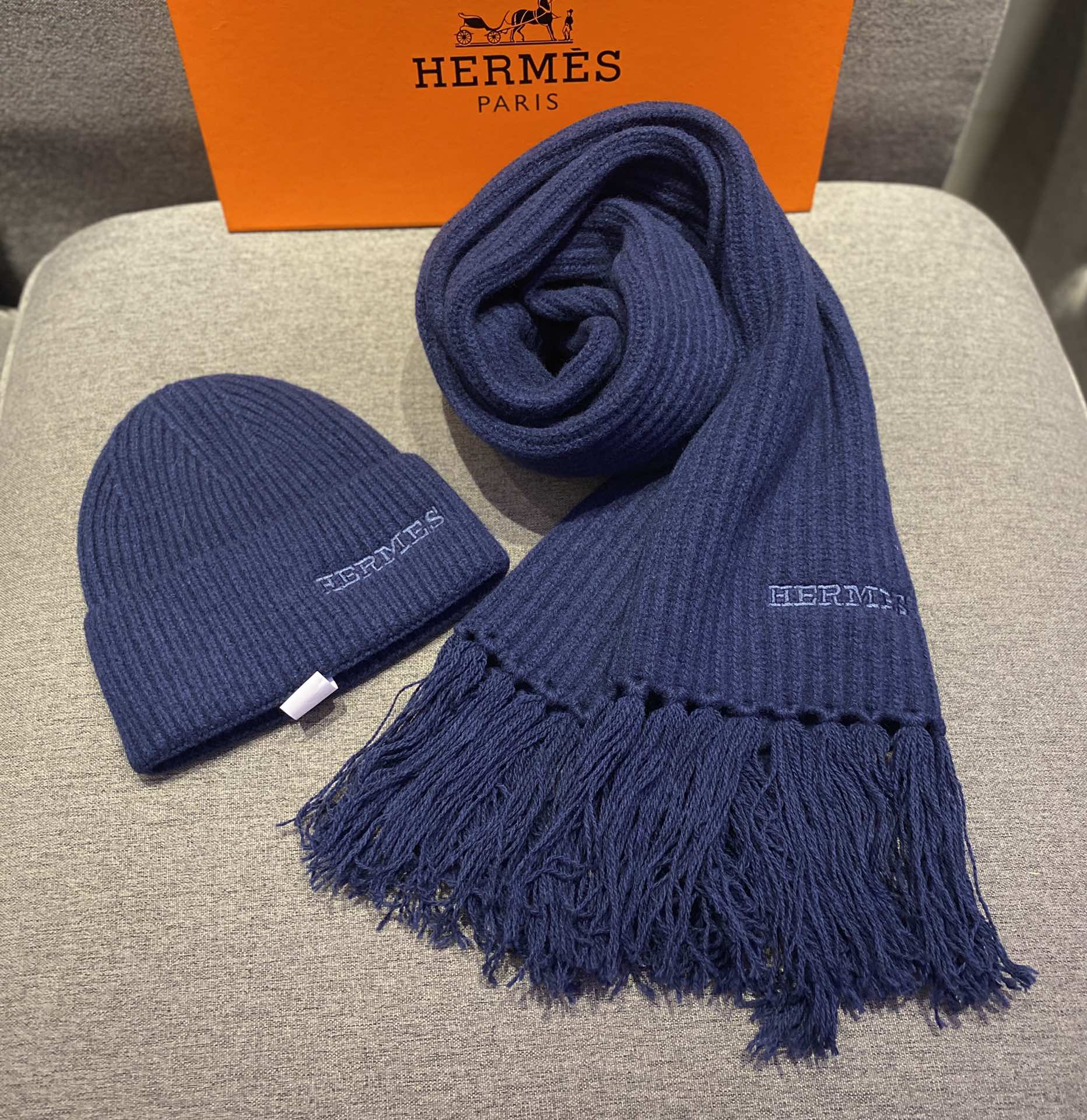 Вязаный кашемировый комплект Hermes с шапкой-бини - темно-синий