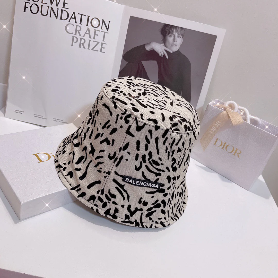 Рыбацкая шляпа Balenciaga с леопардовым принтом