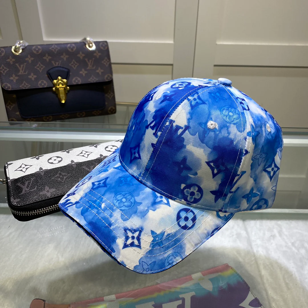 Бейсболка, окрашенная в стиле LV.