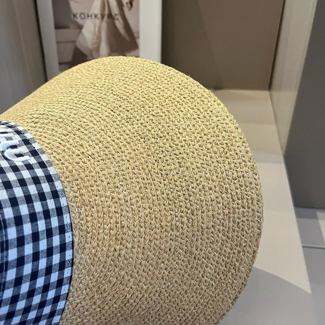 Новая клетчатая шляпа от солнца из рафии Miu Miu весна/лето 2024 — синяя.