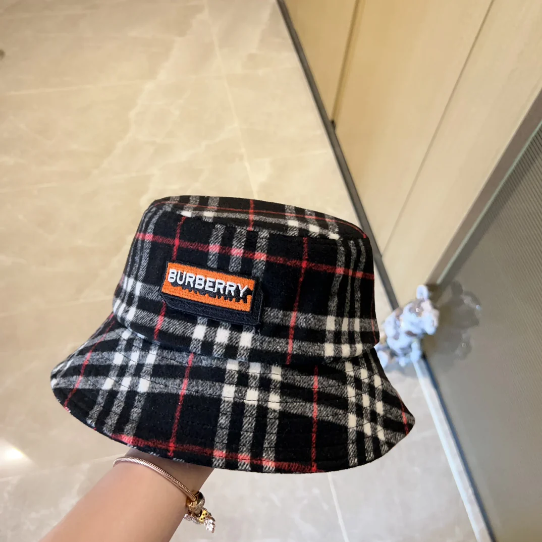 Новая панама Burberry 2023 года из кашемира в клетку - черная.