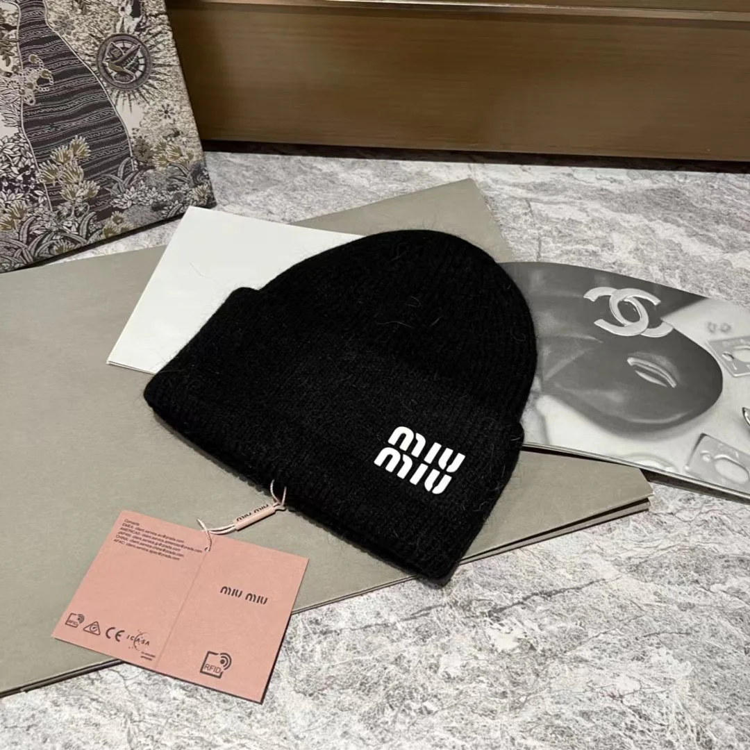 Miu Miu - Вязаная шапка из кроличьего меха и шерсти