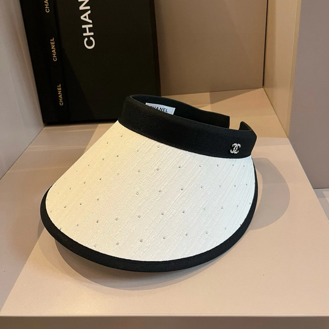 Минималистичная солнцезащитная шляпа Chanel с мелкими бриллиантами - белая.