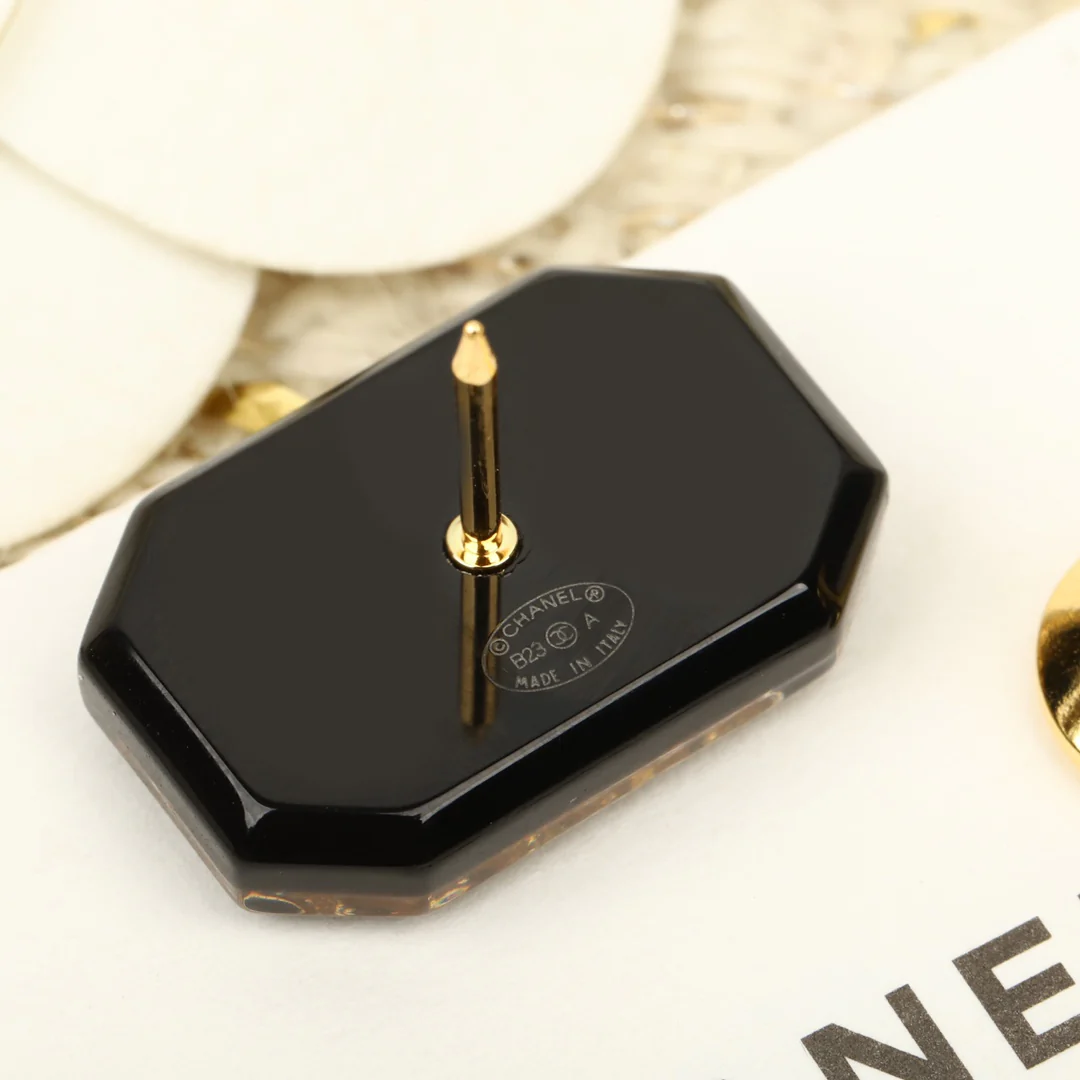 Брошь Chanel 151