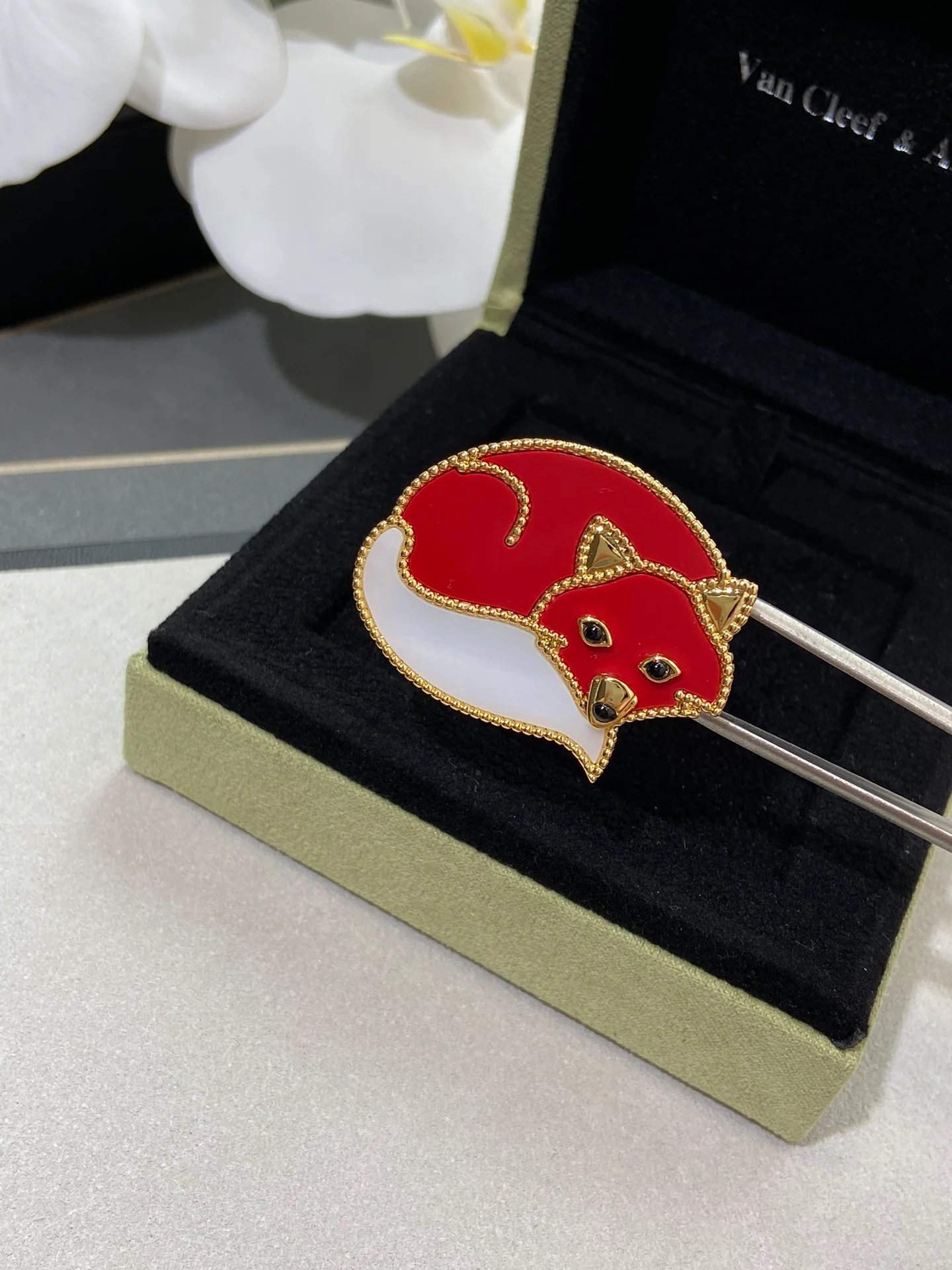 Van Véck - Брошь 005