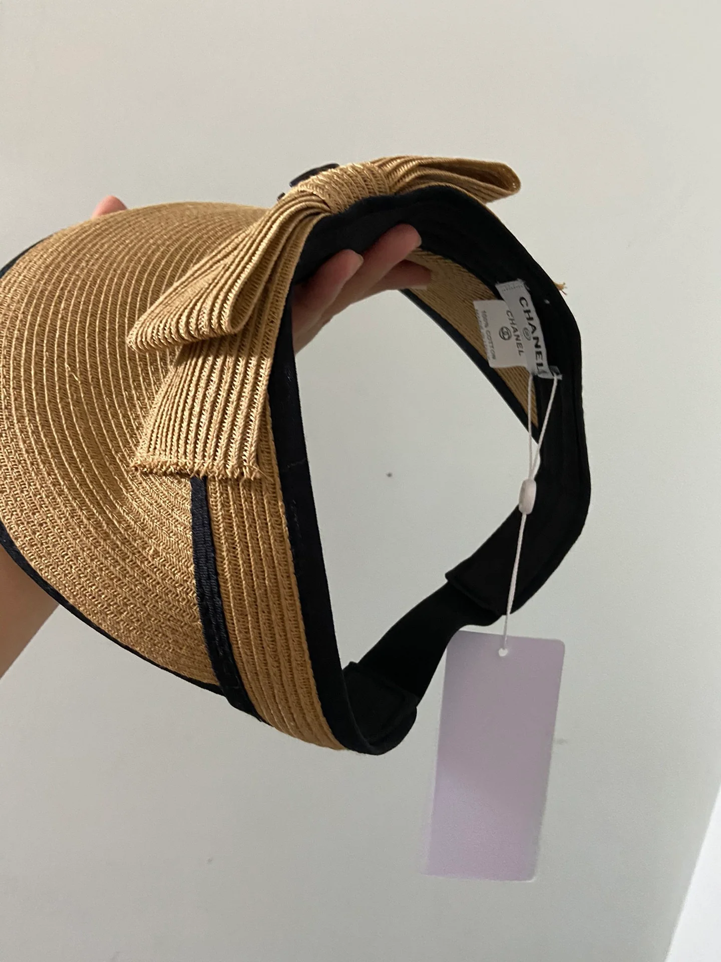 Пляжная шляпа Chanel с плетеным бантом - идеально подходит для пляжа.