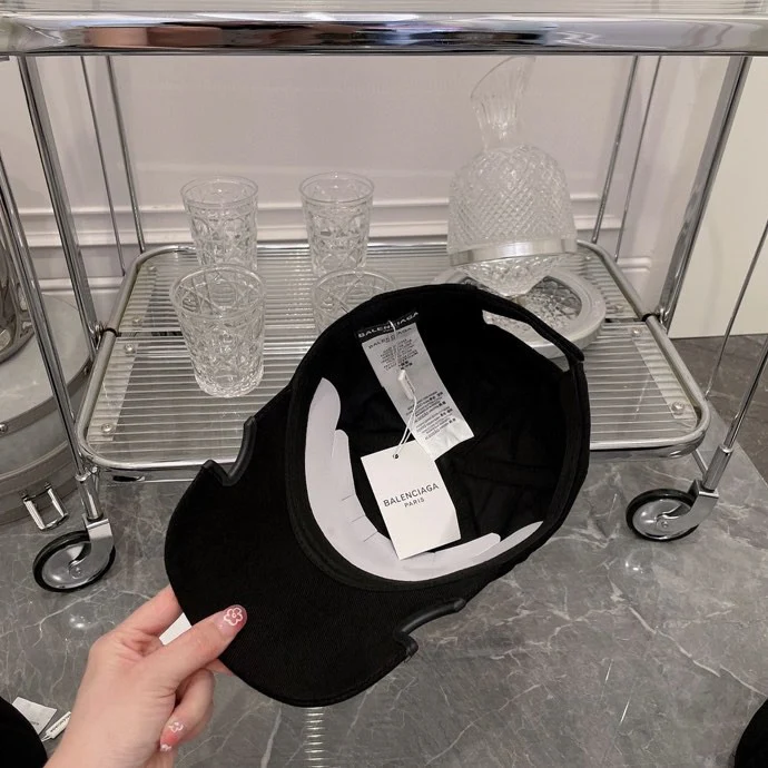 Бейсболка, созданная в сотрудничестве Balenciaga и The Simpsons.