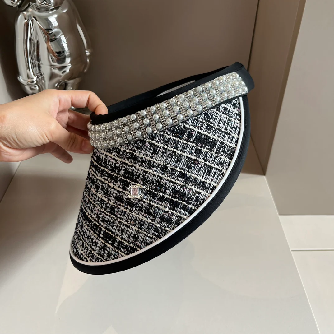 Солнцезащитная шляпа Chanel, украшенная жемчугом, черная.
