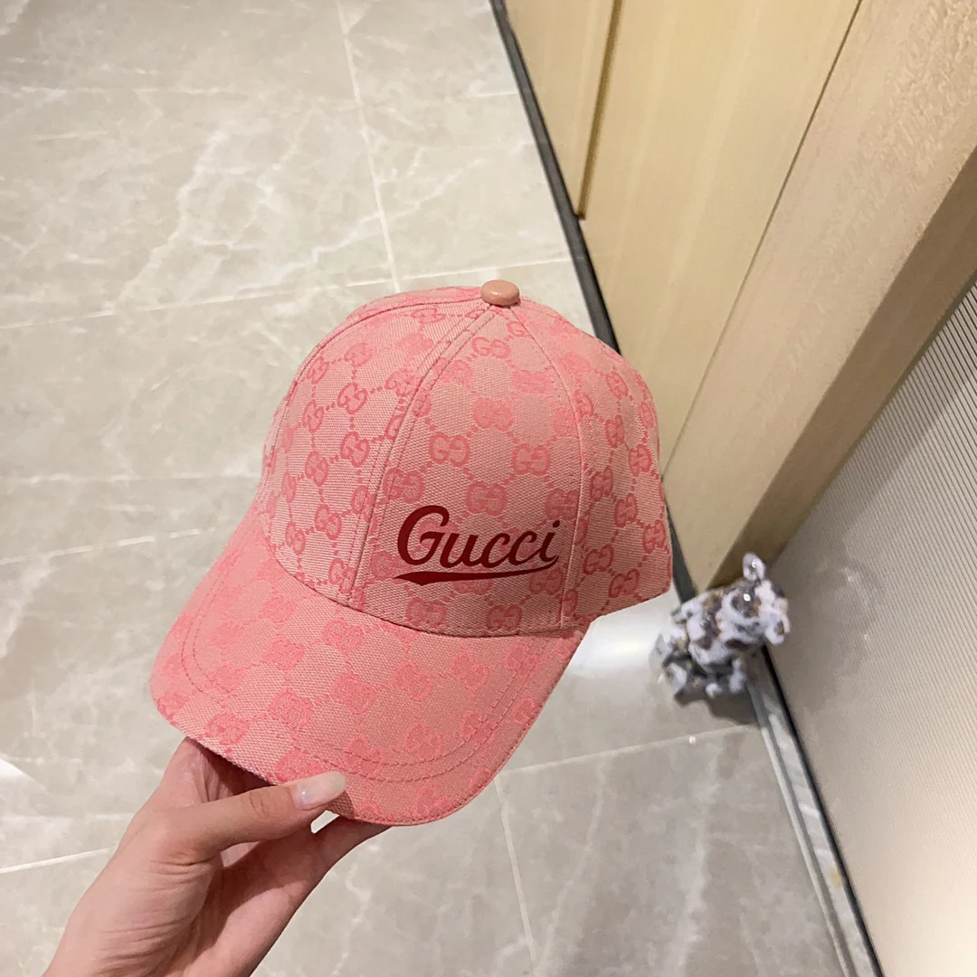 Новинка сезона весна/лето 2023 от Gucci - бейсболка с монограммой - розовая.