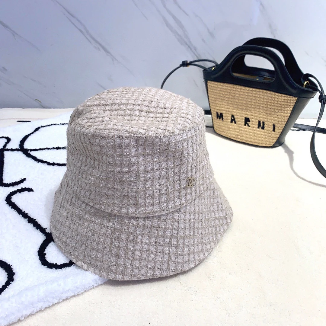 Новая коллекция Chanel ?Ранняя осень 2023? — клетчатая рыбацкая шляпа.