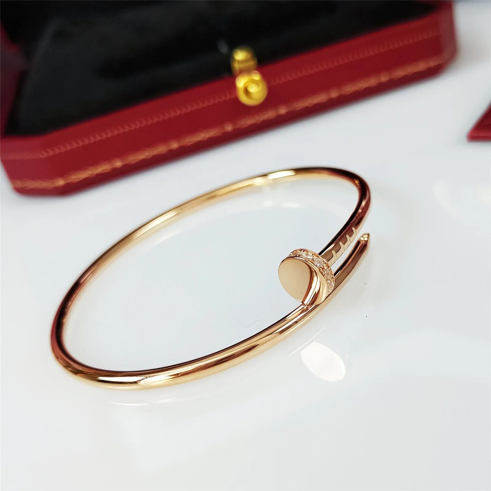 Браслет Cartier ?Гвоздика? — розовое золото с бриллиантами в половинках бриллиантов.