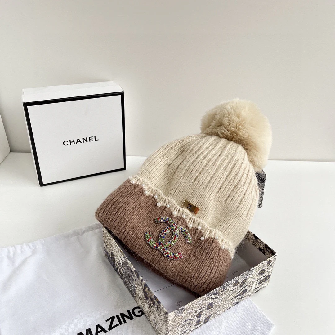 Chanel - Шапка с помпоном из кроличьего меха