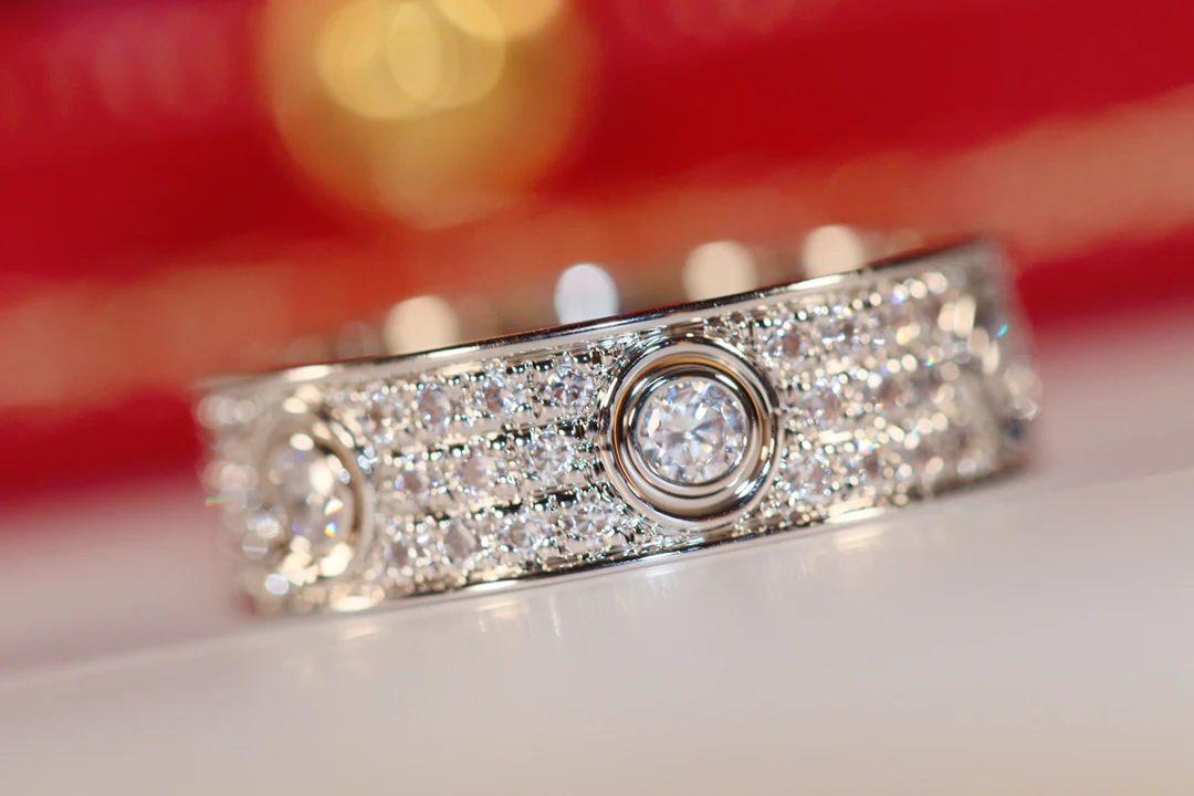 Кольцо Cartier Love - Starry Night в смелом дизайне