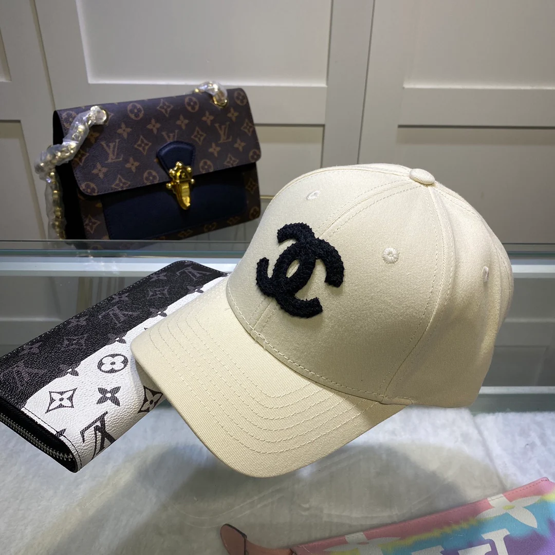 Chanel - Новые бейсболки в продаже в бутиках