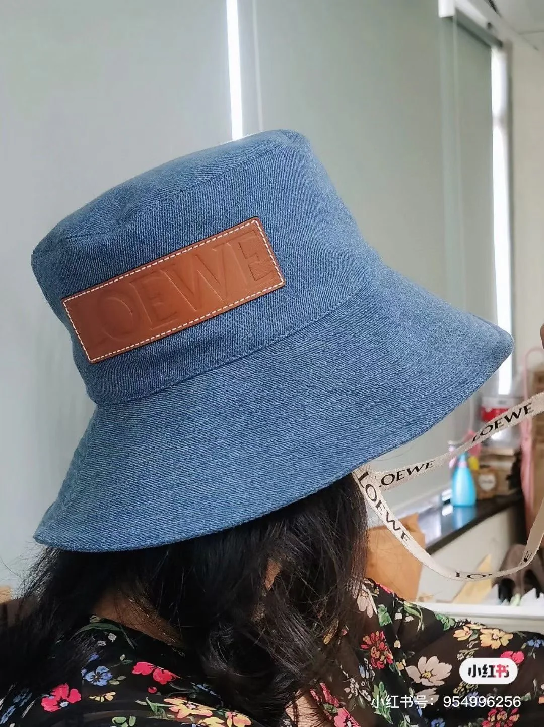 LOEWE - Стильная солнцезащитная шляпа с кожаным узором - зеленая