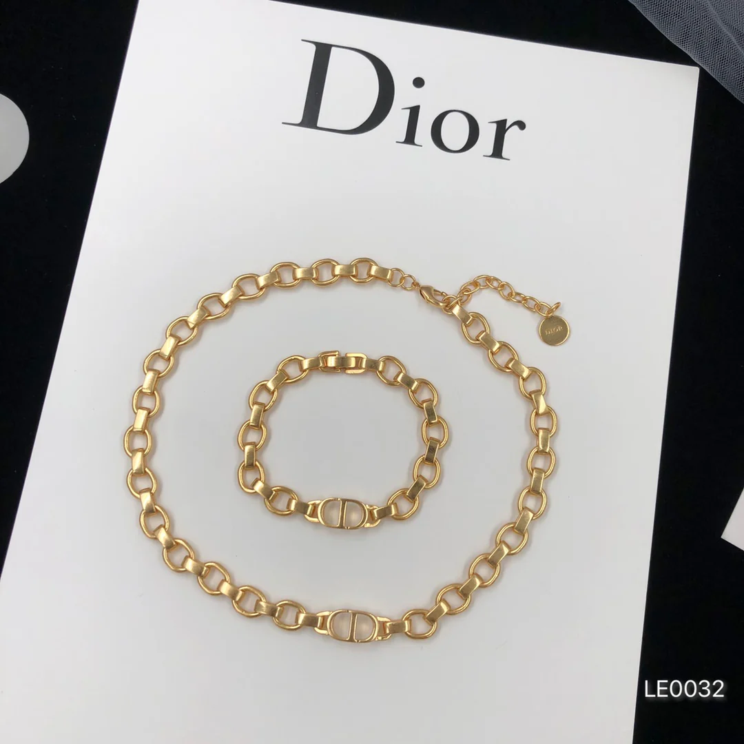 Колье, браслеты, серьги и кольца Dior.