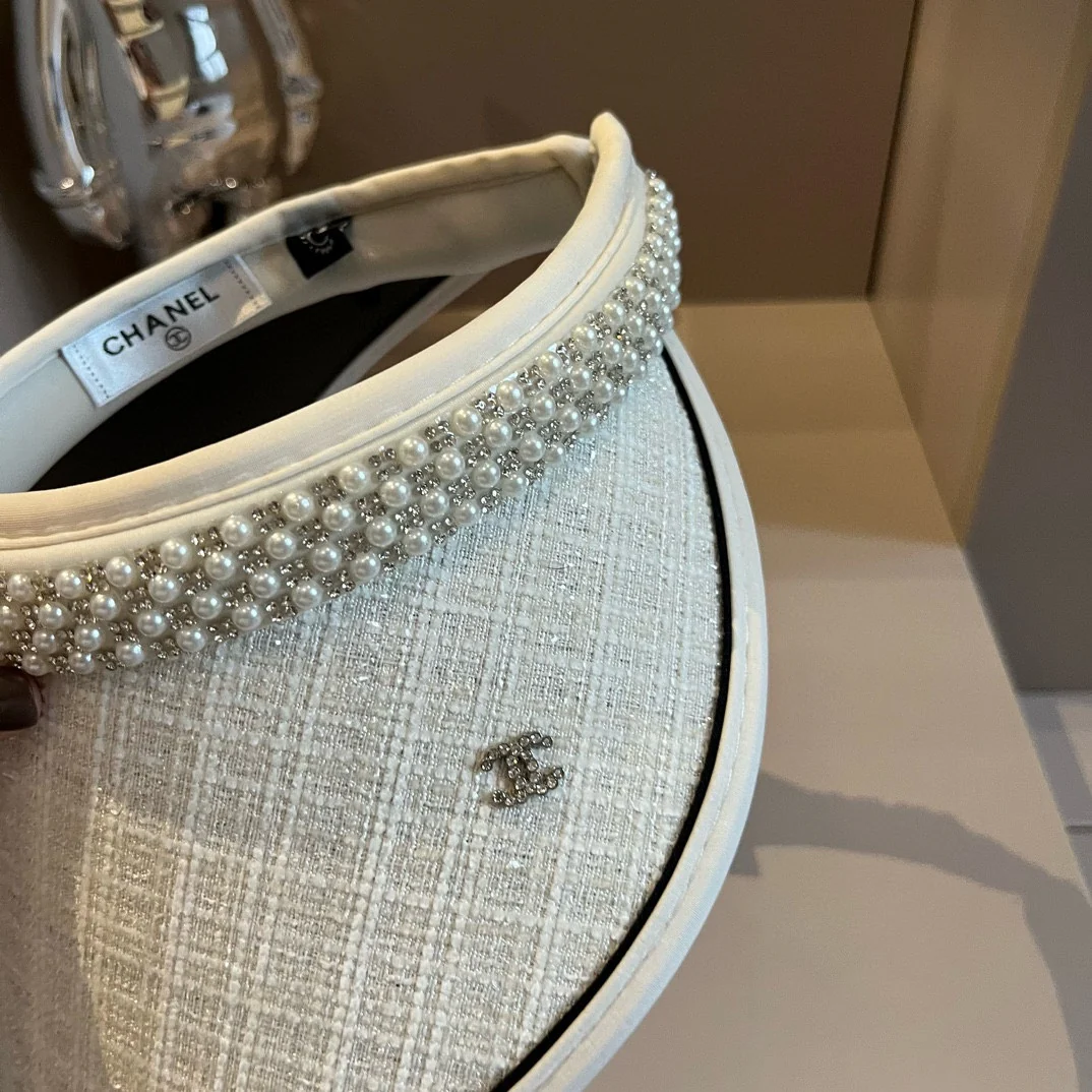Солнцезащитная шляпа-ободок Chanel с жемчугом - белая