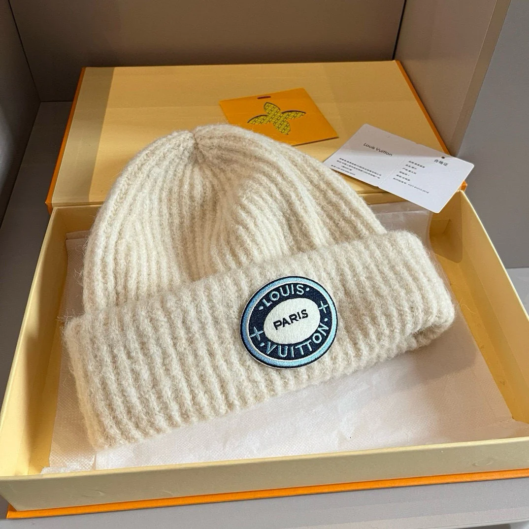 Вязаная шапка LV с вышитой биркой - белая