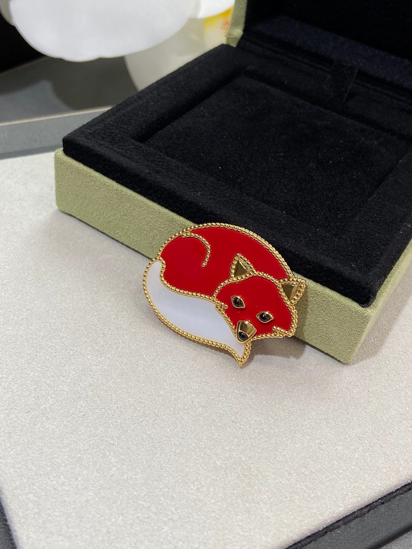 Van Véck - Брошь 005