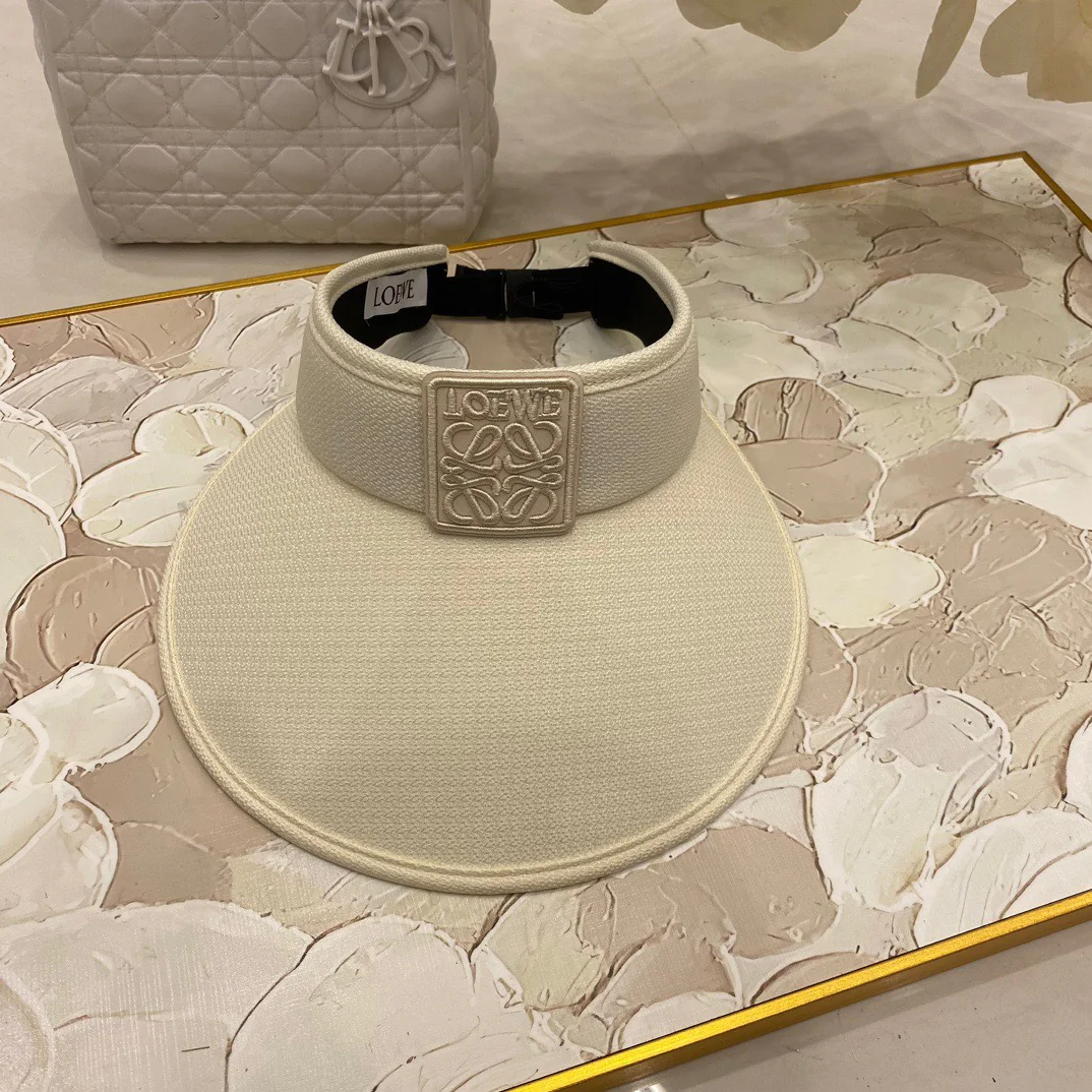 Новая модель от LOUE — солнцезащитная шляпа с вафельной клеткой.