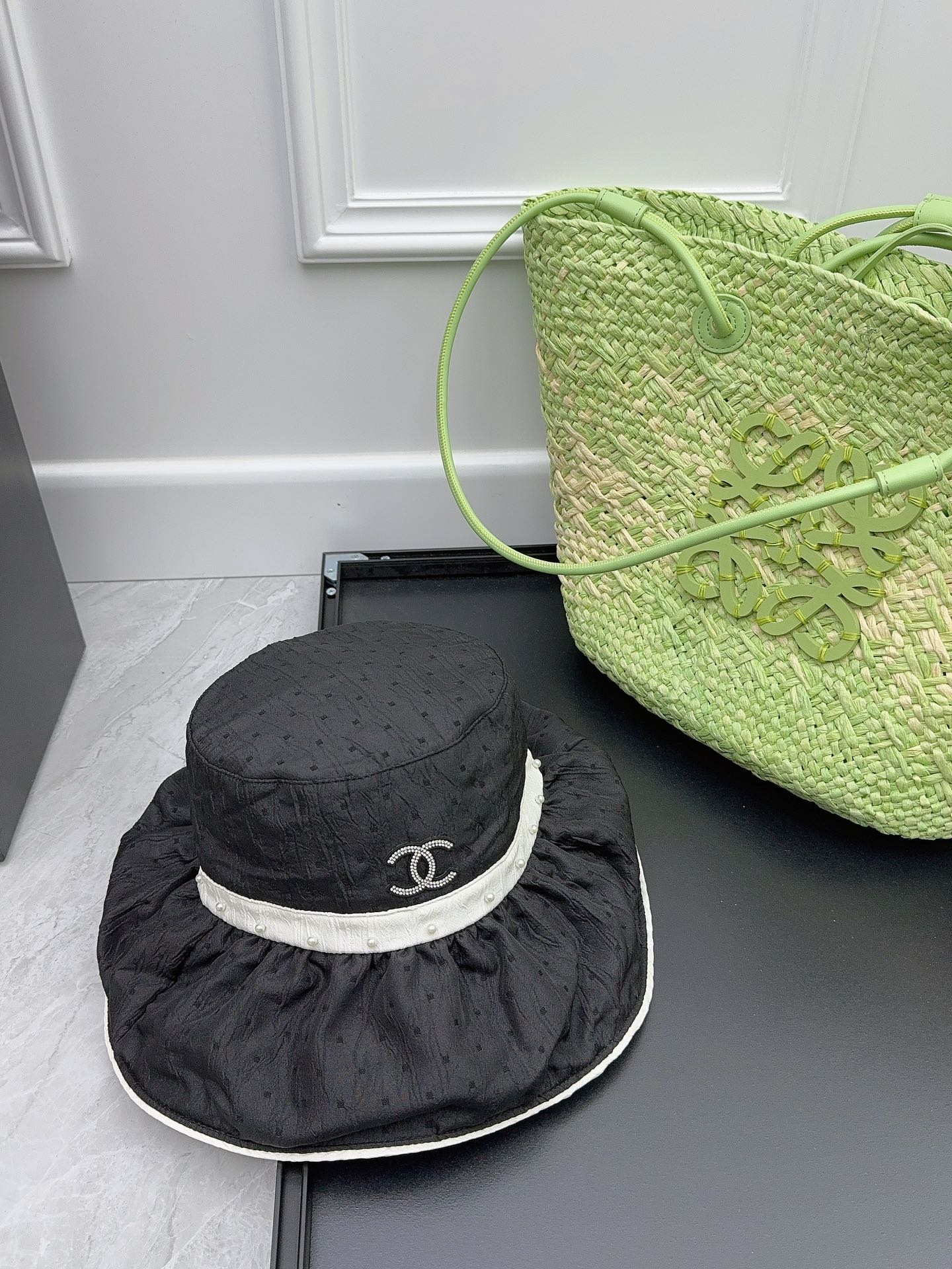 Chanel - Элегантная рыбацкая шляпа ручной работы с жемчугом