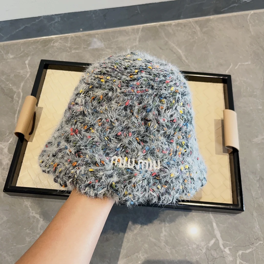 Miu Miu - Новая красочная вязаная шапка из осенне-зимней коллекции - Черная