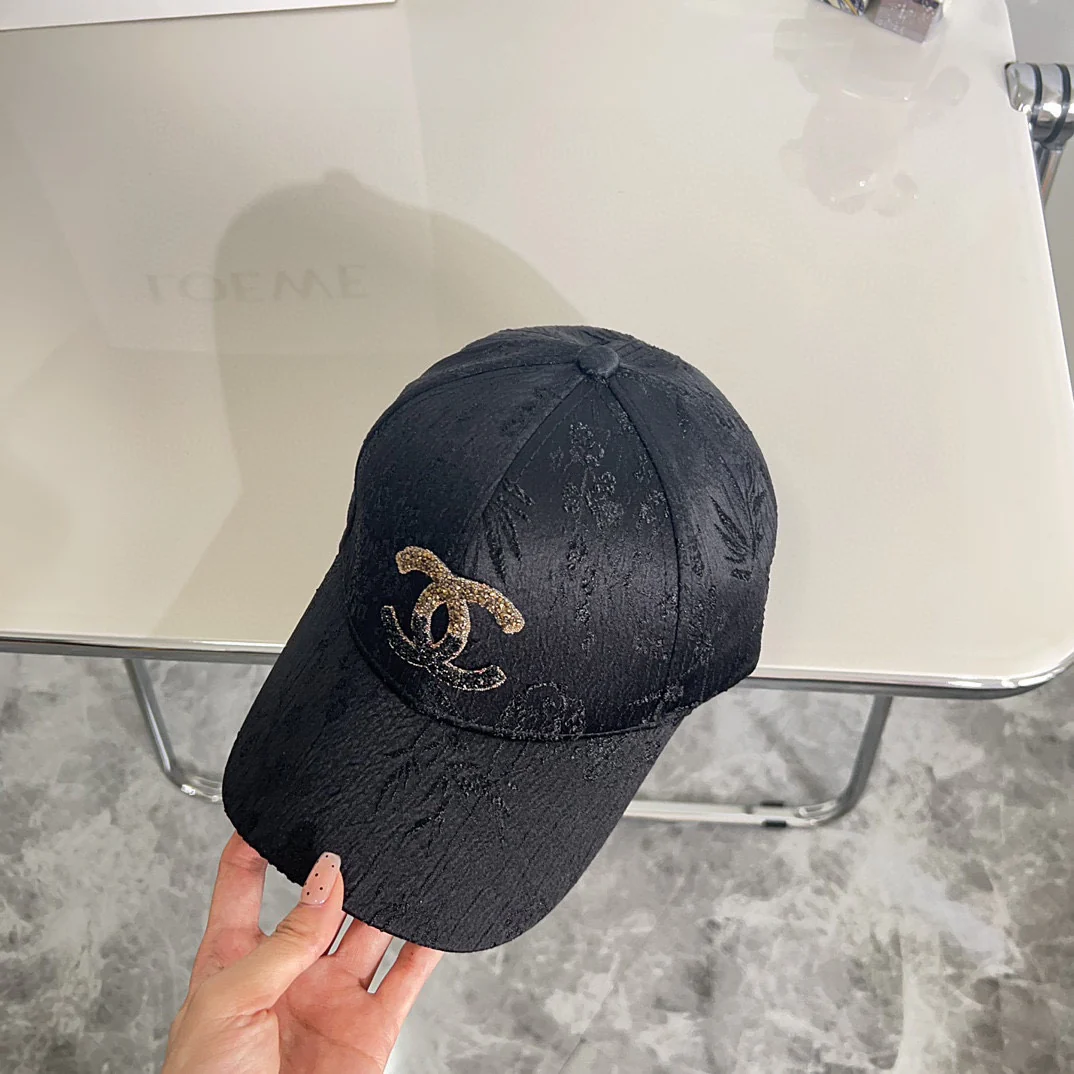 Новая минималистичная бейсболка Chanel 2024 года — черная.
