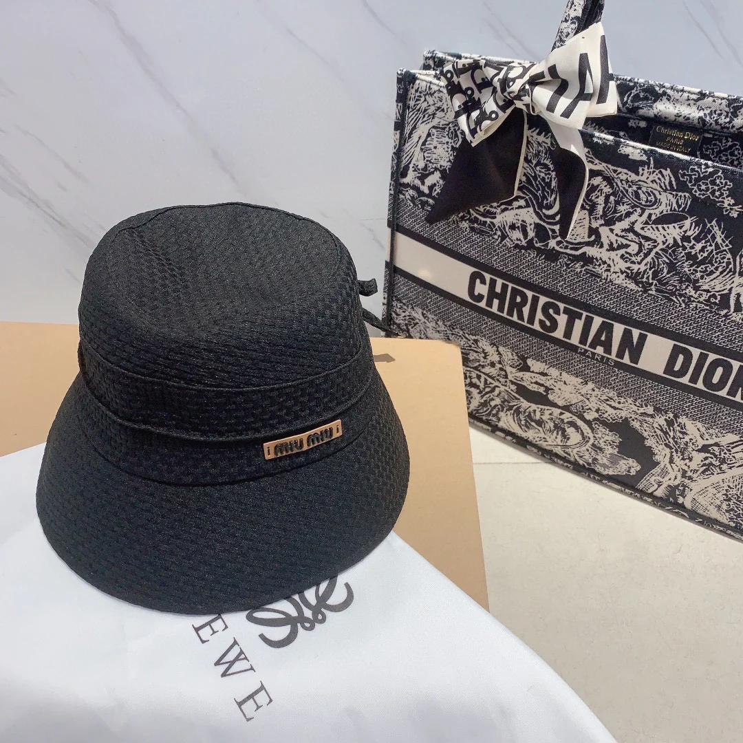 Новинка сезона ?Рыбацкая шляпа? от Miu Miu, начало осени 2023 года.