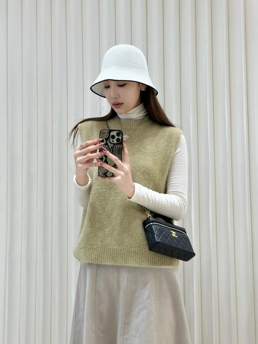 Chanel - 25 пенсов, глянцевые серьги с двойной буквой С