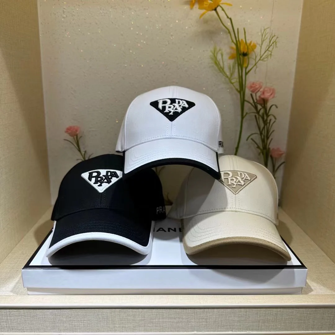 Бейсболка Prada - 2