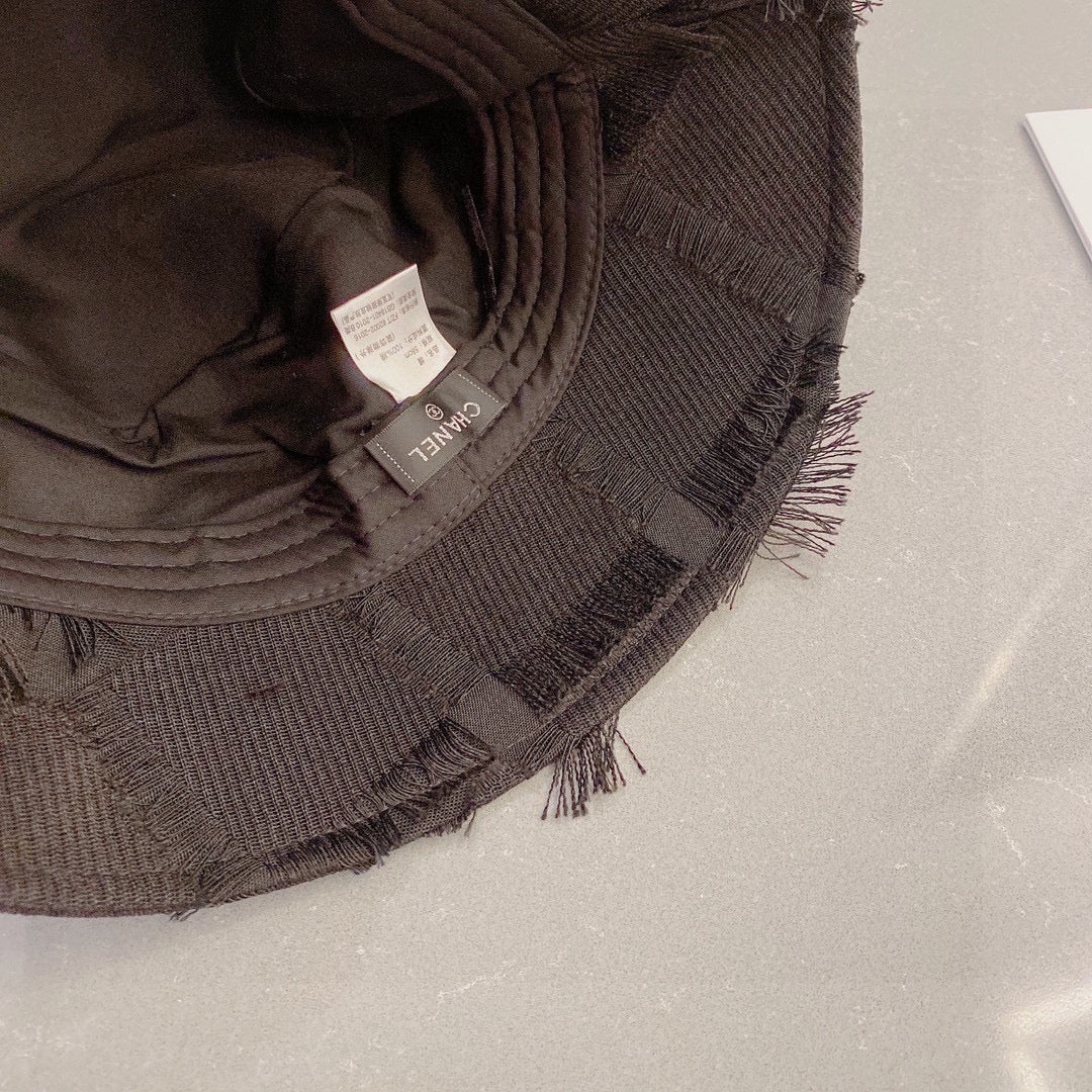 Новинка весенне-осенней коллекции Chanel 2023 — Зачесанная назад рыбацкая шляпа — Черная