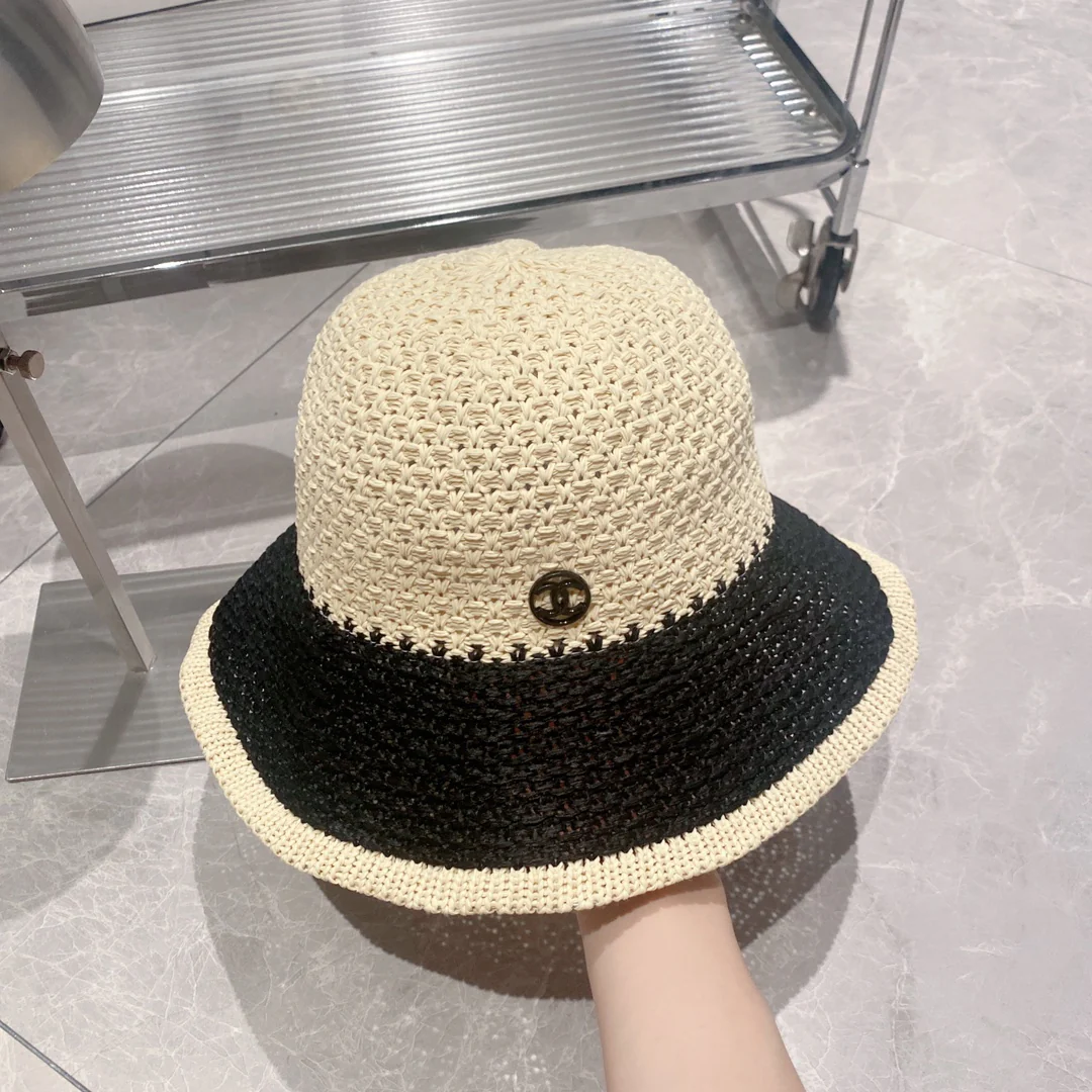 Соломенная рыбацкая шляпа Chanel - белая