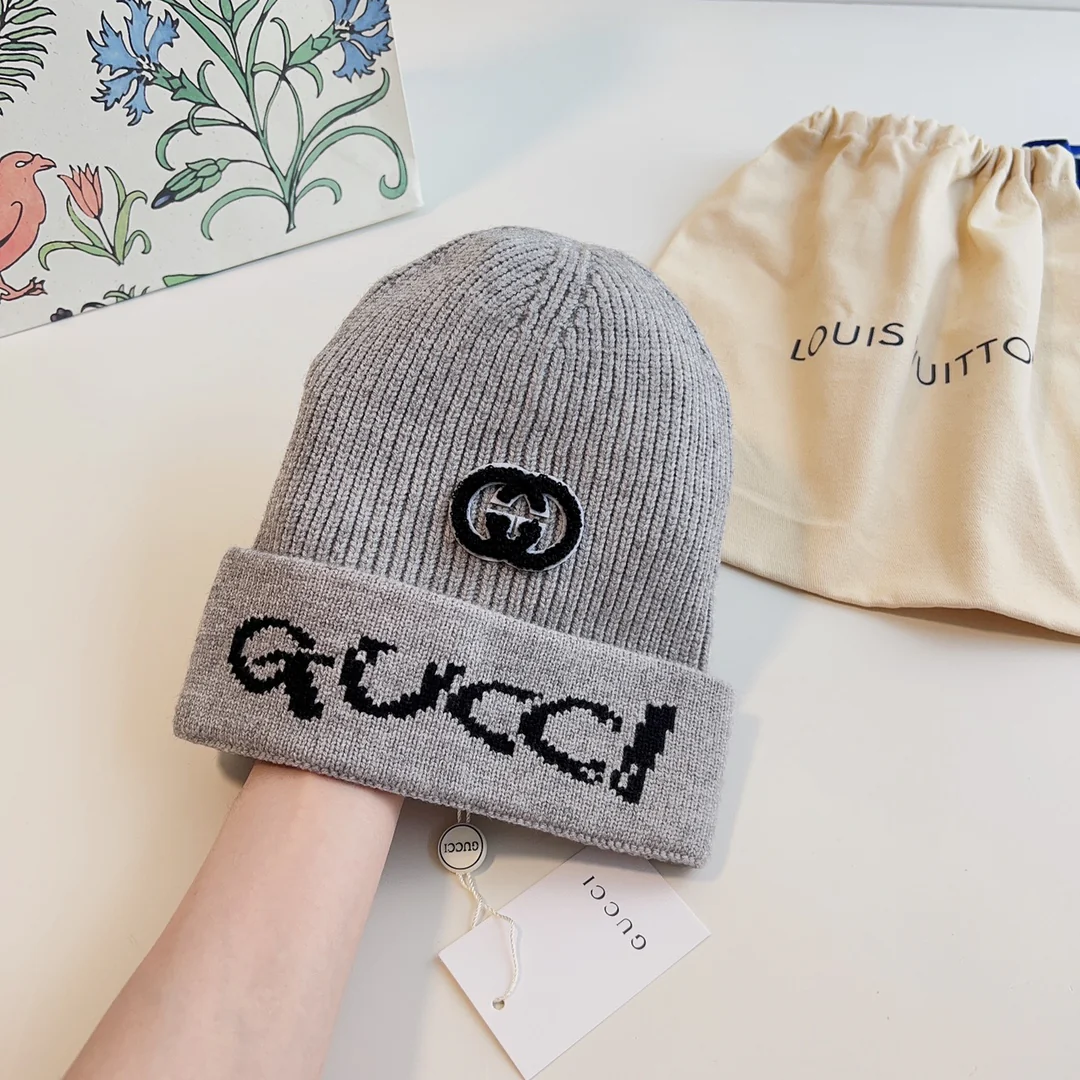 Шапка Gucci с вышитой буквой - серая