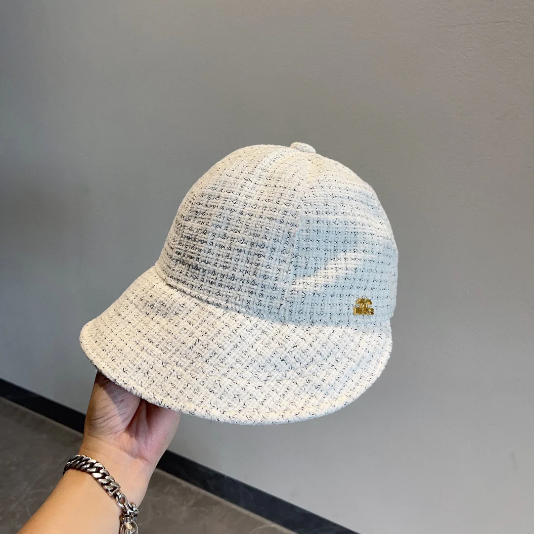 Chanel - Белая шляпа-уточка