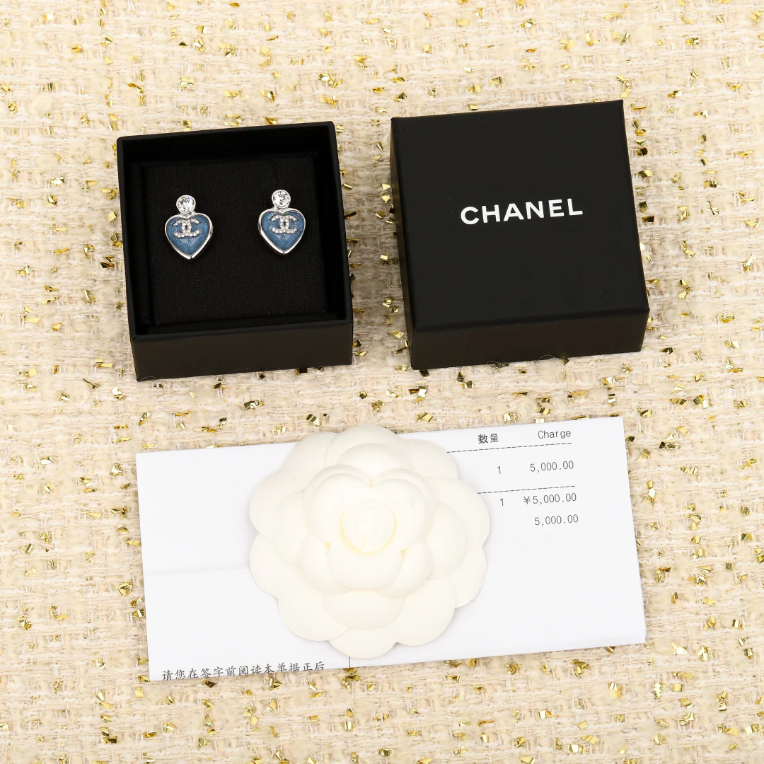Серьги Chanel в виде голубого сердца (25 пенсов)