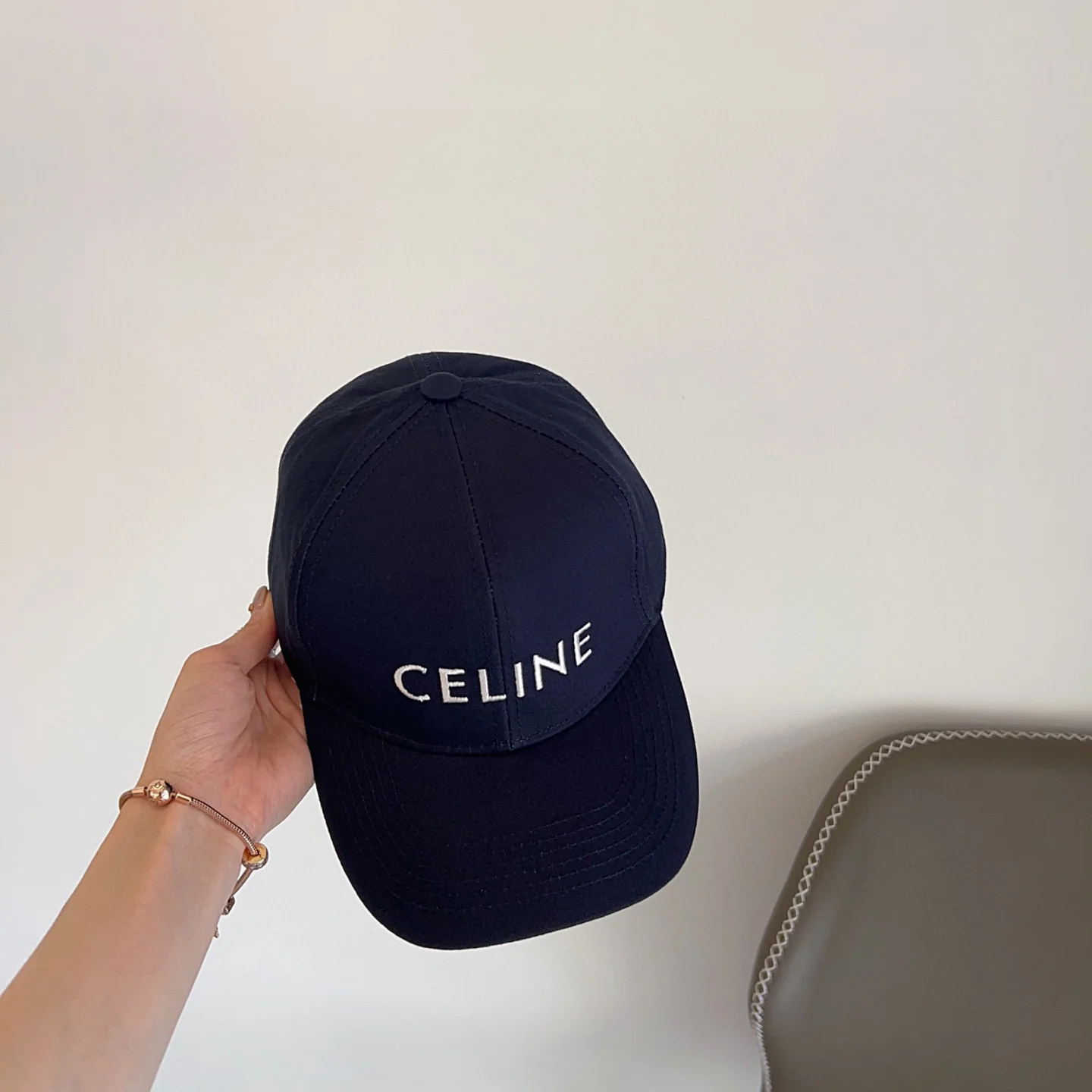 Новая бейсболка Celine 2025 с вышивкой - темно-синяя.