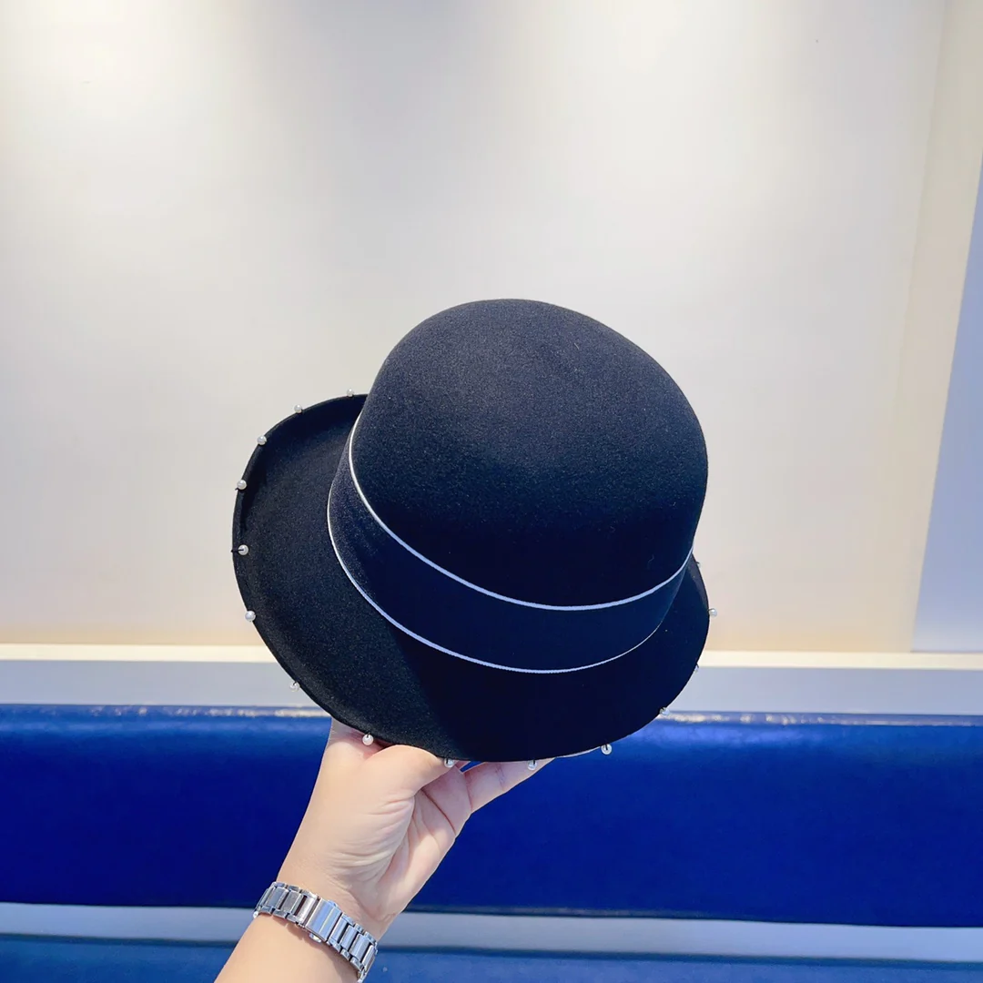 Шерстяная шапка Miu Miu, расшитая бисером вручную, — черная.