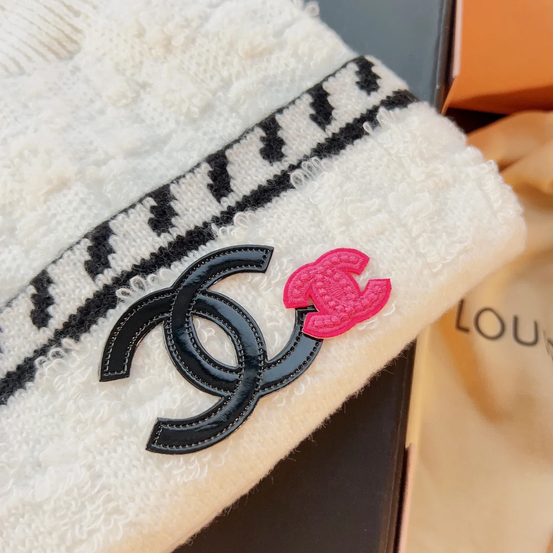 Вязаная шапка Chanel в корейском стиле - белая