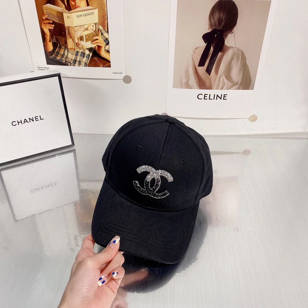 Солнцезащитная шляпа Chanel, украшенная пайетками