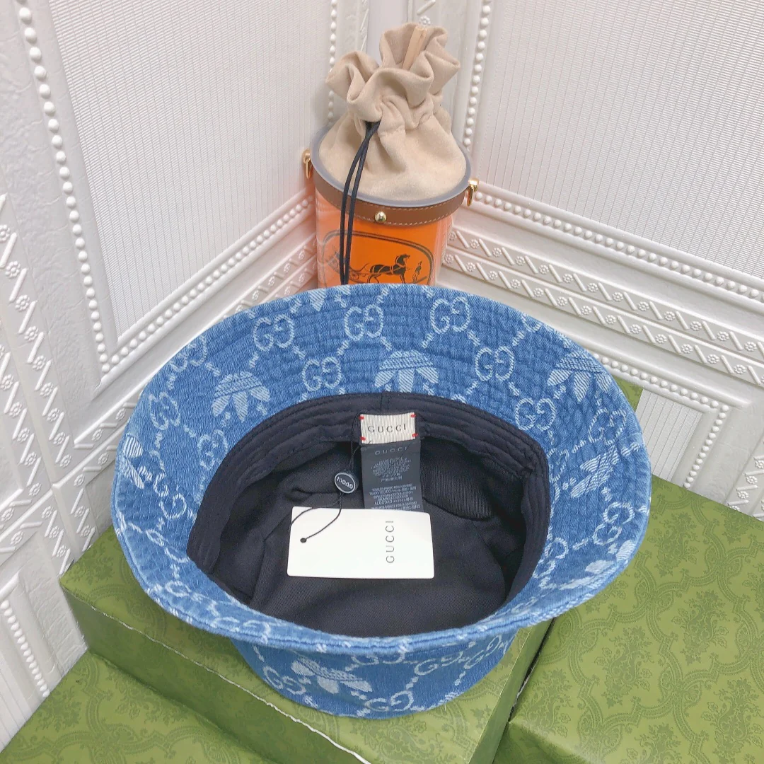 Панама, созданная в рамках сотрудничества Gucci и Adidas.