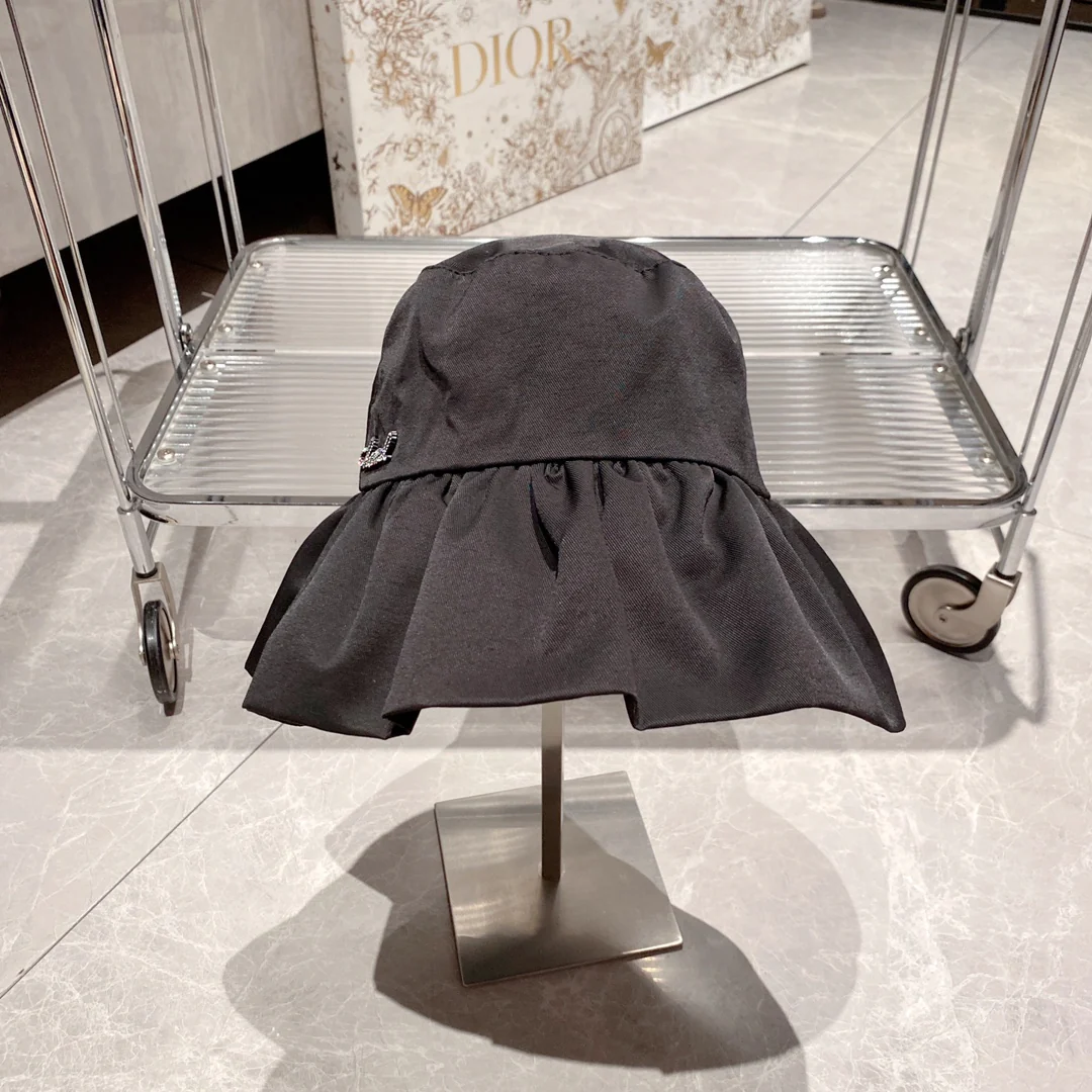 Новинка весенне-осенней коллекции Chanel 2023 — широкополая рыбацкая шляпа.
