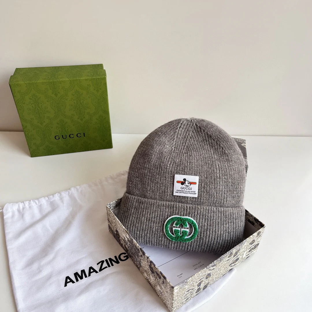 Вязаная шапка Gucci с разноцветным изображением Микки Мауса