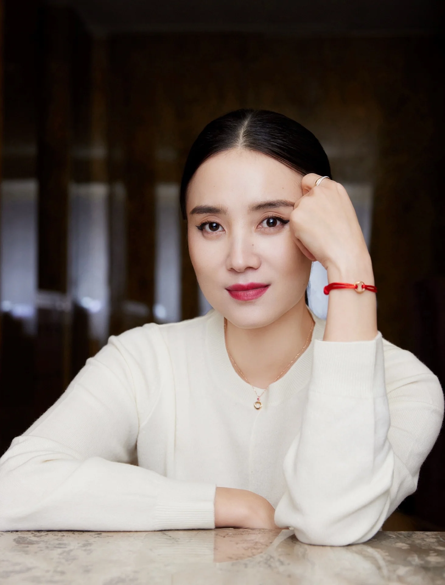 Браслет Cartier — подходит для ношения на расстоянии до 18 см — изображение верхней части тела.