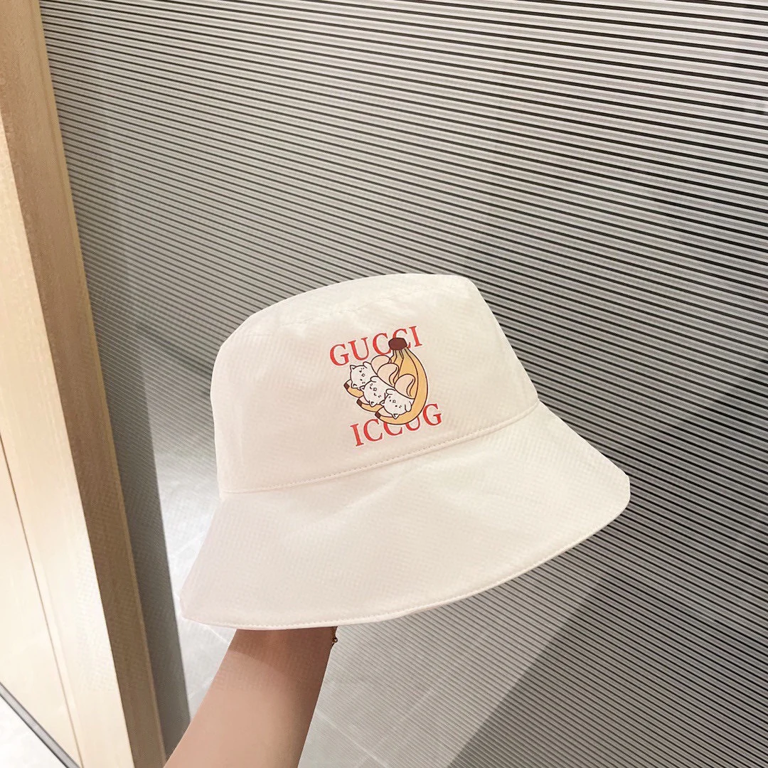 Панама Gucci с кошачьим принтом, 2022 год.