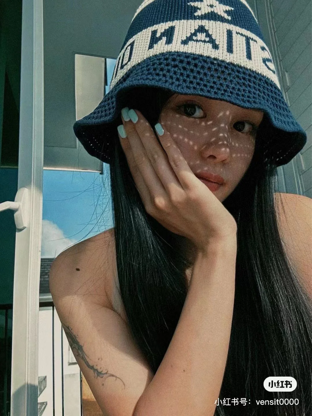 Dior - Новая звезда: вязаная рыбацкая шапка