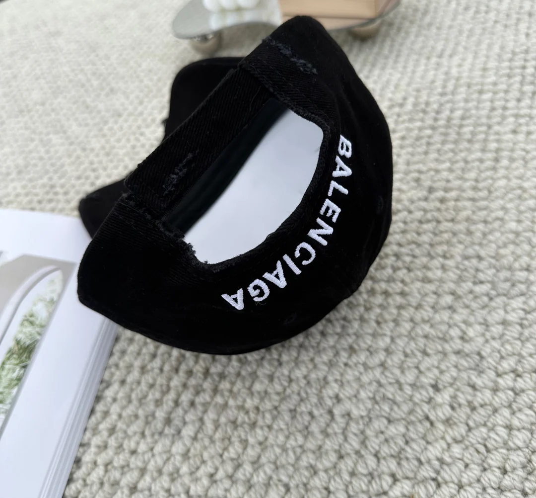 Бейсболка Balenciaga с надписью на задней стороне - Черная